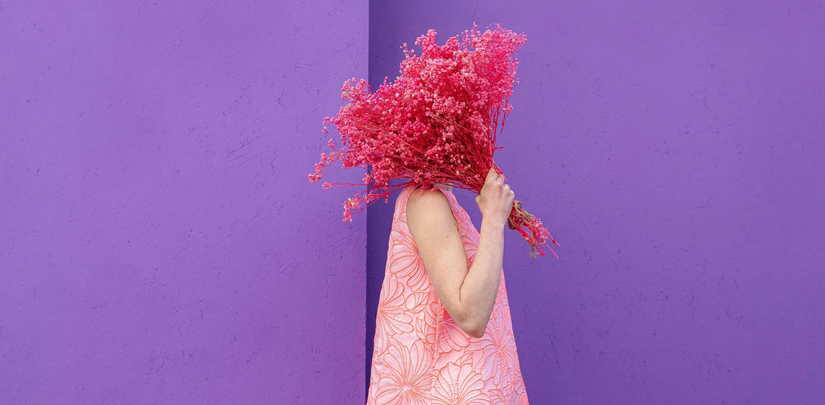 Mariage d’été : et si vous optiez pour une robe de témoin colorée ?