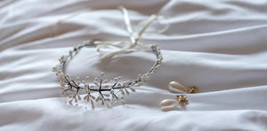 Voiles, couronnes de fleurs, bijoux... Comment accessoiriser sa robe civile ?