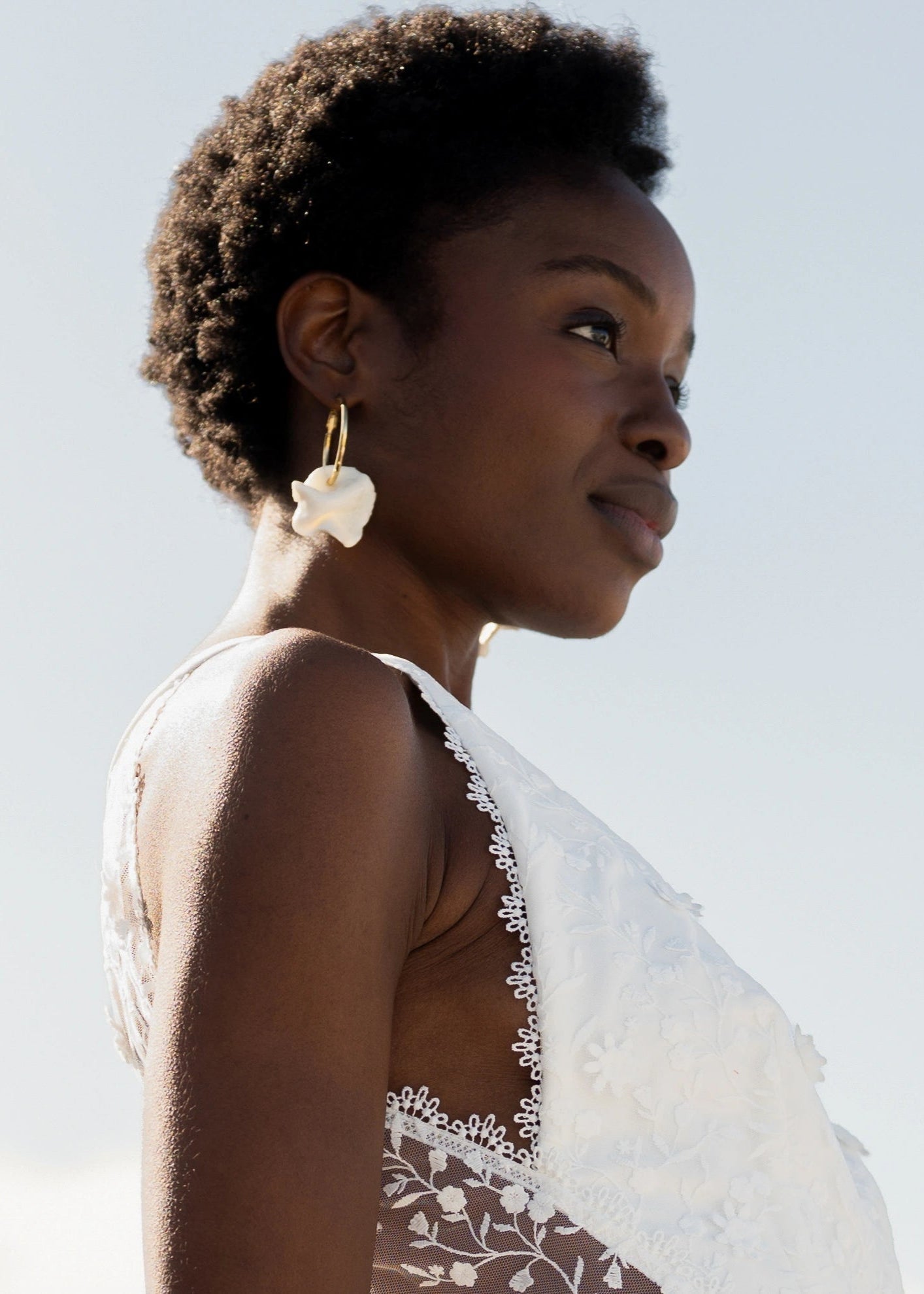 Boucles d’oreilles dorées fleurs suspendues