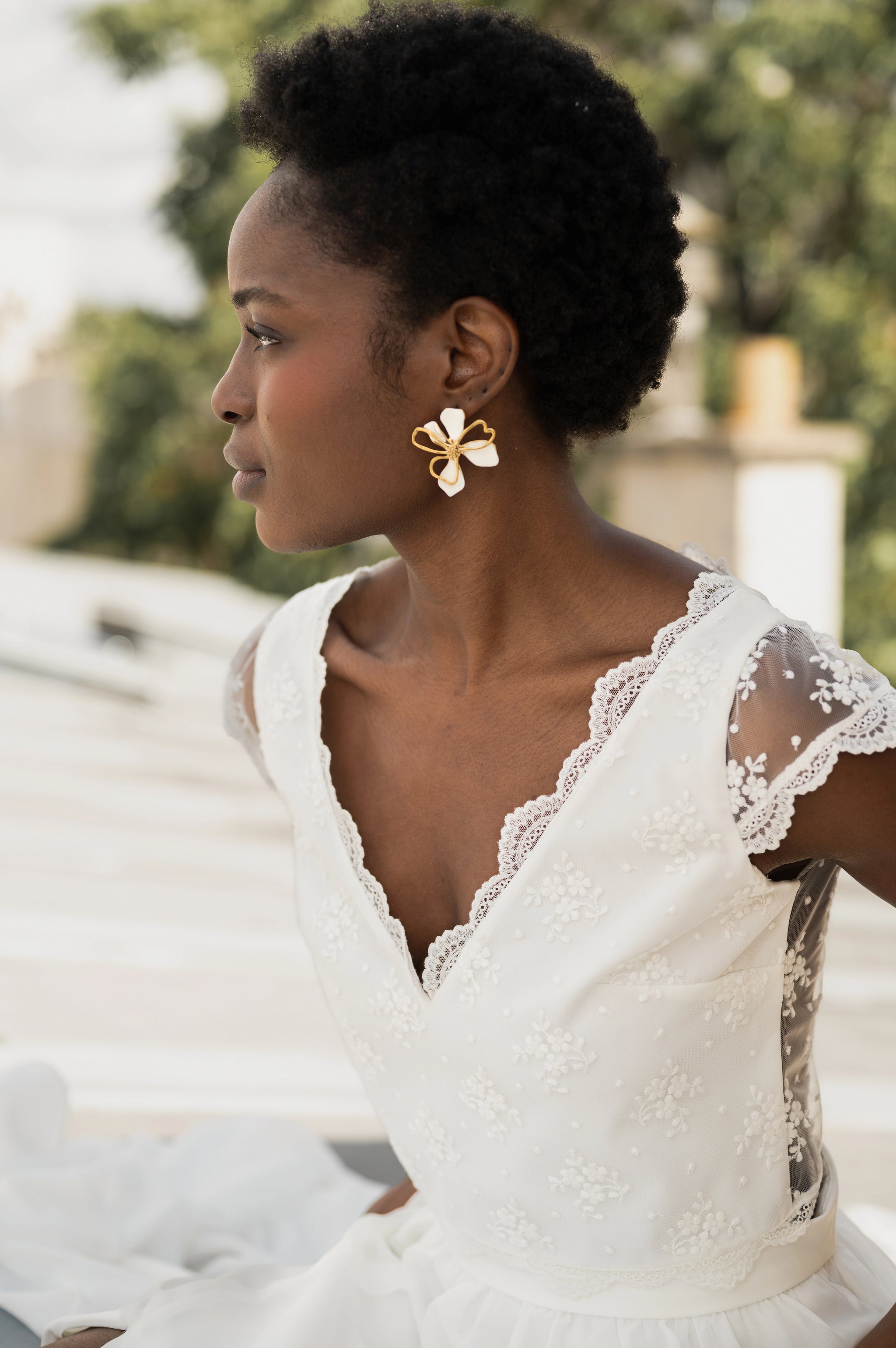 Boucles d’oreilles fleurs dorées et blanches